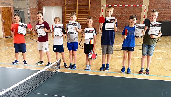 Zwei Tischtennis-Sterne gab es f&uuml;r Maximilian Mund, Christoph Pohl, Theo Gunkel, Paul Fischer, Florian Spie&szlig;, Jonathan Ibe, Ahmad Al Haj Ali, Johann Bendert und Jannis Hohmann (Foto: Emanuel Fischer)