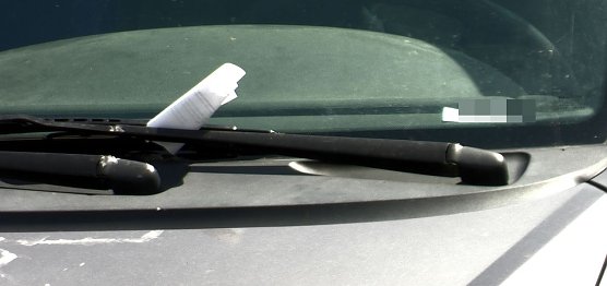 Zettel an der Windschutzscheibe (Foto: Peter Blei)