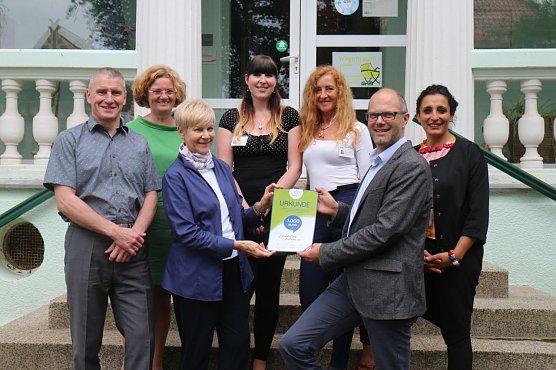 v.l.: Heiko Porada, Elke Schurich, Frau Schmack-Siebenlist-Henkel, Annekatrin Teichmann, Gabriele L&uuml;tzkendorf, Holger Richter, Vivien Grabe (Foto: Angelo Glashagel)