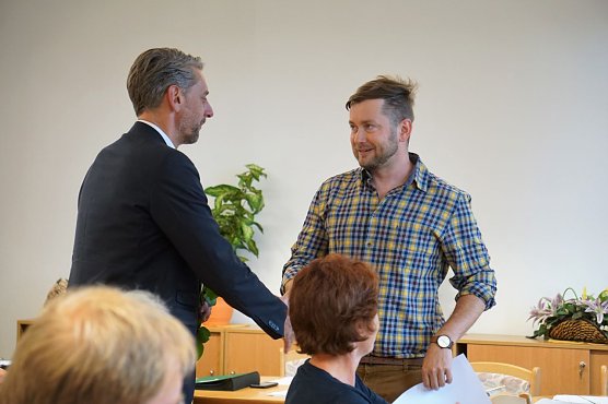 B&uuml;rgermeister Stephan Klante verpflichtete jedes Gemeinderat per Handschlag. Hier: Frank Kubatschka. (Foto: Susanne Schedwill)