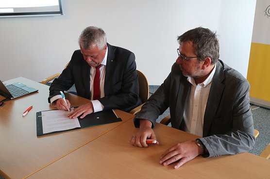 Energiegenossenschaften wollen in Windkraft einsteigen - Olaf Salomon und Heringens B&uuml;rgermeister Maik Schr&ouml;ter bei der Unterzeichnung der Vertr&auml;ge (Foto: Angelo Glashagel)