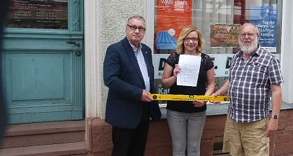 Wahlpr&uuml;fsteine &uuml;bergeben (Foto: IG Bau)