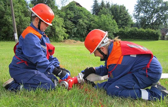 Nachwuchsbrandsch&uuml;tzer mssen sich (Foto: J. Piper)