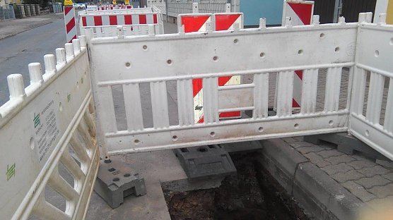 Eingebaut wurden vier Sickersch&auml;chte und Stra&szlig;eneinl&auml;ufen. Jetzt kann sich kein Wasser mehr bei starken Regenf&auml;llen anstauen. (Foto: Kurt Frank)