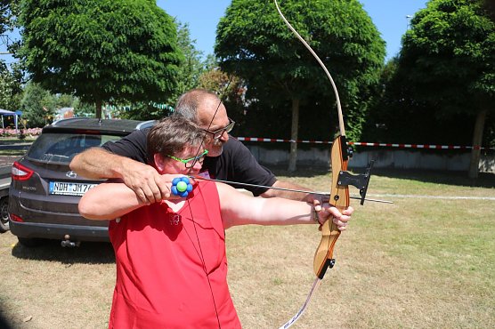 Mit ein wenig Hilfe trifft man auch ins Schwarze - Bogenschie&szlig;en war nur eine von vielen Aktivit&auml;ten auf dem Sommerfest der Nordth&uuml;ringer Lebenshilfe (Foto: Angelo Glashagel)