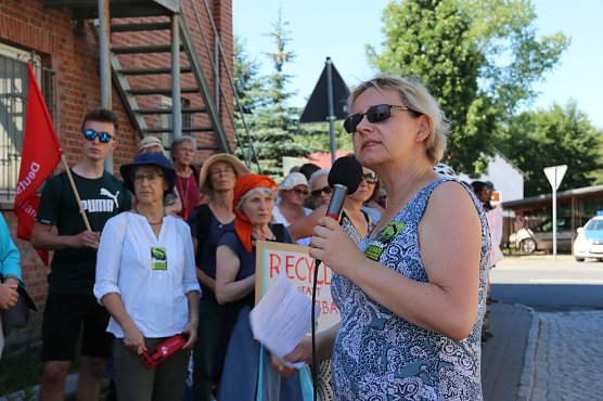 Heidi Schell redete vor den Demonstranten. (Foto: Susanne Schedwill)
