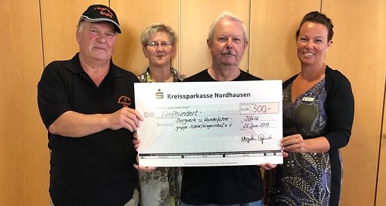  In der Ilfelder Sparkassenfiliale nahmen die Vereinsmitglieder Andreas Schubert und Lothar Hillmann den Scheck in H&ouml;he von 500 Euro, stellvertretend f&uuml;r den Verein, dankend entgegen (Foto: Lydia Schubert)