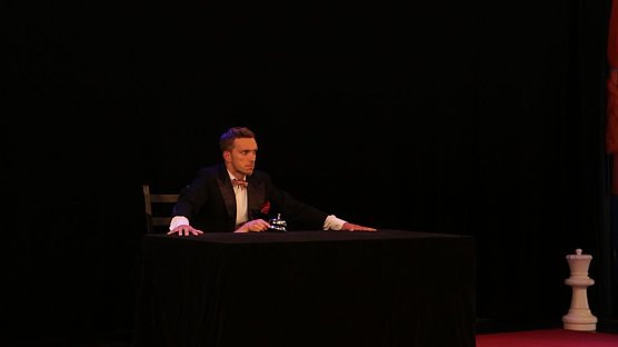 Hand-zu-Hand-Akrobatik und Clownerie zeigte das Theater "Elab&ouml;" (Foto: Angelo Glashagel)