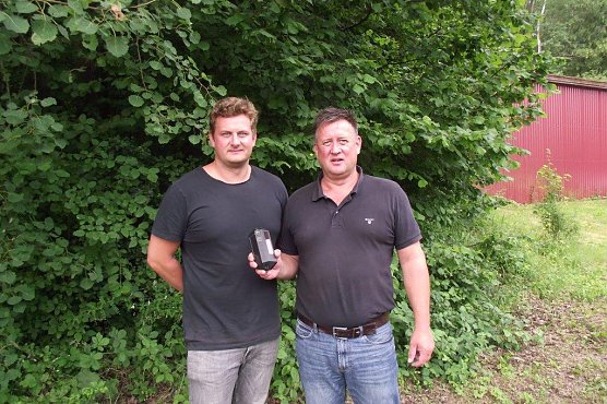 Martin und Janek Drochelmann, Gesch&auml;ftsf&uuml;hrer der Gummiformteile GmbH, entwickelten ein effektives Wildwarnger&auml;t. Gespannt warten sie auf eine Antwort des Th&uuml;ringer Landesjagdverbandes und seines Gesch&auml;ftsf&uuml;hrers Herrmann (Foto: Kurt Frank)