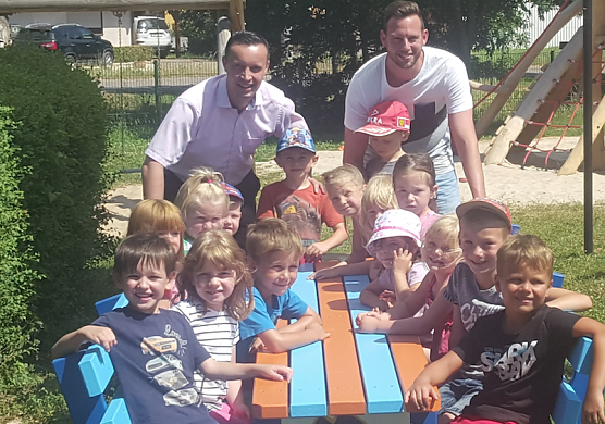 Kindertageseinrichtung in Großwechsungen bekam neue Outdoor-Sitzbank (Foto: René Fullmann ) Kindertageseinrichtung in Großwechsungen bekam neue Outdoor-Sitzbank (Foto: René Fullmann )