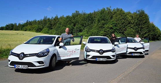 Mike Laschek, Schwester Christin und Schwester Ina mit ihren neuen Fahrzeugen (Foto: Susanne Schedwill)