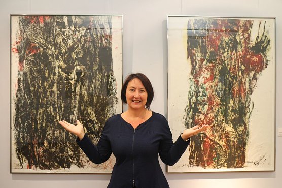 Kunsthausleiterin Susanne Hinsching vor zwei Werken von Heinz Scharr (Foto: Angelo Glashagel)