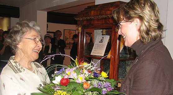 Inge Klaan gratuliert Erkia Schirmer (Foto: psv)