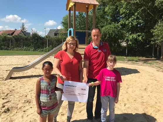 In der letzten Woche &uuml;berbrachte uns der Verein Alternative 54 durch Katja Mitteldorf einen Scheck f&uuml;r dieses Vorhaben von 500,- Euro. (Foto: Uwe Chour)