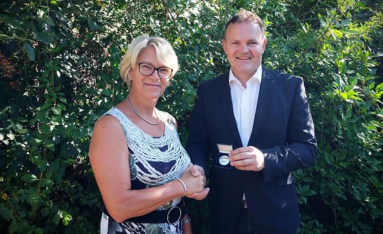 Ehrenmedaille &uuml;bergeben (Foto: Tina Bergknapp/HSN)