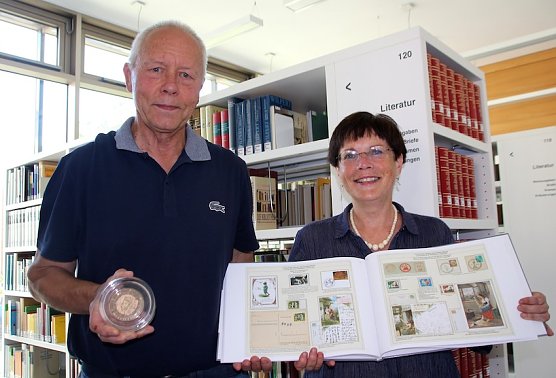 Buchübergabe (Foto: Stadtverwaltung NDH) Buchübergabe (Foto: Stadtverwaltung NDH)