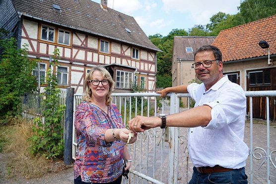 SWG-Gesch&auml;ftsf&uuml;hrerin Inge Klaan erh&auml;lt von Verbandsvorsitzendem Frank Rostek symbolisch die Schl&uuml;ssel f&uuml;r das Wasserverbandsgel&auml;nde in der Nordh&auml;user Altstadt. (Foto: Susanne Schedwill)