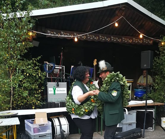 Letztmalig wird das Sch&uuml;tzenpaar 2018, Andrea Manz aus Neustadt und Gregor M&uuml;hlhaus aus  Osterode, ihre Sch&uuml;tzenketten am morgigem Samstag pr&auml;sentieren (Foto: Angelika Engler)