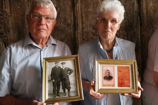 Klaus Drechsler und Helga Schildt schenkten die alten Familienfotos (Foto: Angelo Glashagel)