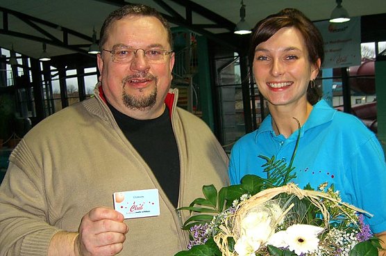 Sandra Wernsdorf gratuliert Herrn Kramer  (Foto: badehaus)