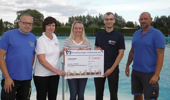 Scheck &uuml;bergeben (Foto: privat)