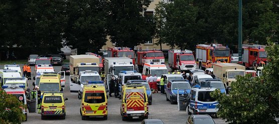Rettungskräfte auf dem Bebelplatz (Foto: Peter Blei) Rettungskräfte auf dem Bebelplatz (Foto: Peter Blei)