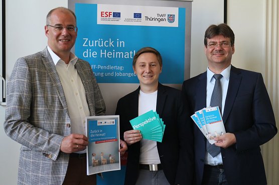 v.l.: Landrat Matthias Jendricke, Maximilian Schr&ouml;ter und Andreas Knuhr (Foto: Angelo Glashagel)