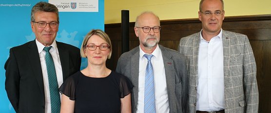v.l.: Justizminister Dieter Lauinger, die neue Direktorin des Sozialgerichts, Jante Hankel, ihr Vorg&auml;nger J&uuml;rgen Fuchs und Landrat Matthias Jendricke (Foto: Angelo Glashagel)