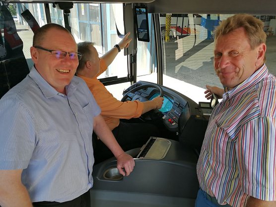 Thorsten Schwarz, Gesch&auml;ftsf&uuml;hrer der Verkehrsbetriebe Nordhausen GmbH (links) und Dietmar Z&auml;nker, Bereichsleiter Cars, Trucks & Training bei der Berufsbildungszentrum Nordhausen gGmbH (rechts) &uuml;berzeugten sich pers&ouml;nlich von der Funktion des Mirror-Eye-Systems (Foto: Marco Bachmann, Stadtwerke Nordhausen)