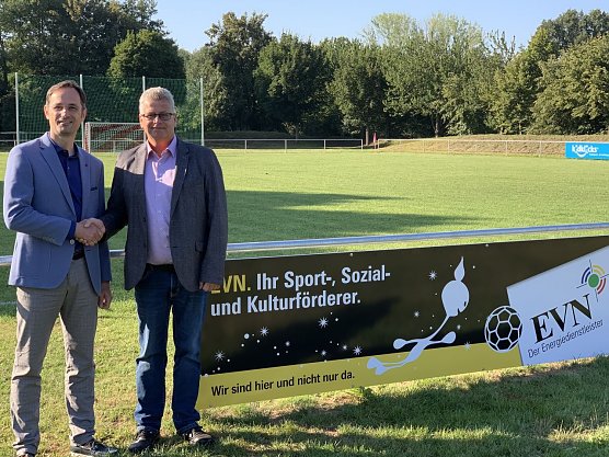 Dirk Mei&szlig;geier (EVN) und Ortsteilb&uuml;rgermeister Michael Kramer (von links) bei der &Uuml;bergabe der EVN-Werbetafel auf dem Hesser&ouml;der Sportplatz (Foto: Energieversorgung Nordhausen)