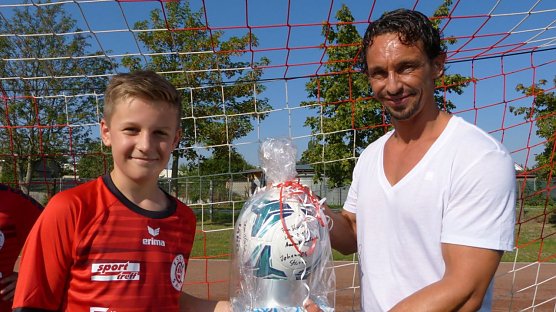 Der Salzaer Carlo Ullrich &uuml;bergab dem Nachwuchs der FSG neue Trikots und Sporttaschen (Foto: FSG '99 Salza)