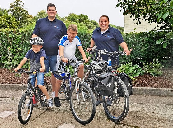 Freuen sich auf das Rundendrehen f&uuml;r einen guten Zweck: Zekeriye Jalabi (Erzieher), Patricia J&auml;ger (Erzieherin), vorne: Lenni (7), Leonard (11). (Foto: Bufe)