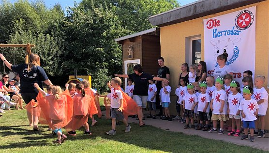 Die Kita Herreden ist seit 1994 in Tr&auml;gerschaft der Johanniter-Unfall-Hilfe Mit einem bunten Fest hat die Kindertagesst&auml;tte in Herreden am Freitag (23.8.) die 25j&auml;hrige Tr&auml;gerschaft durch die Johanniter-Unfall-Hilfe gefeiert (Foto: Johanniter-Unfall-Hilfe Nordhausen)