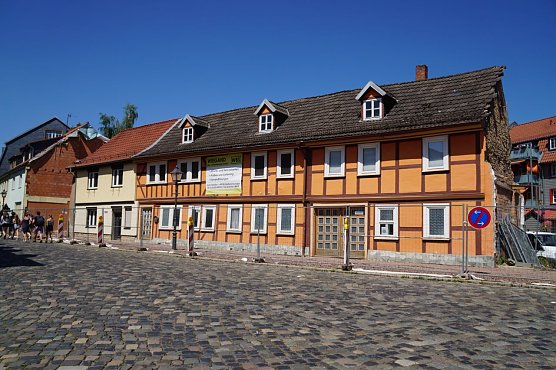 Das ist Nordhausens &auml;ltestes bekanntes Reihenhaus vor den Sanierungsarbeiten. Zuletzt lebten hier noch zwei Familien. Von den einstigen vier Reihenh&auml;usern war nichts mehr zu erkennen. Das Foto stammt aus dem Jahr 2018.  (Foto: Susanne Schedwill)