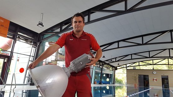 Michael Nickel mit einer alten Leuchte aus dem Badehaus, welche mittlerweile ausgedient hat  (Foto: Badehaus Nordhausen)