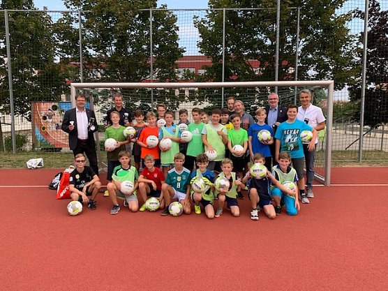 P&uuml;nktlich zum Schuljahresbeginn machten Andreas Meyer vom Kreissportbund Nordhausen, B&uuml;rgermeister Frank Rostek und der erste Beigeordnete des Landrates, Stefan N&uuml;&szlig;le, dem Bleicher&ouml;der Gymnasium eine gro&szlig;e Freude (Foto: Schillergymnasium Bleicherode)