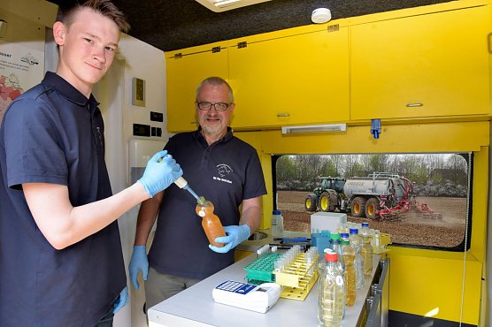 Milan Toups und Harald G&uuml;lzow untersuchen Brunnenwasserprobe (Foto: VSR-Gew&auml;sserschutz)
