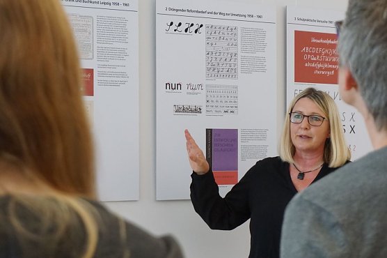 P&auml;dagogin Katrin Eisfeld erl&auml;uterte den G&auml;sten die Ausstellung.  (Foto: Susanne Schedwill)