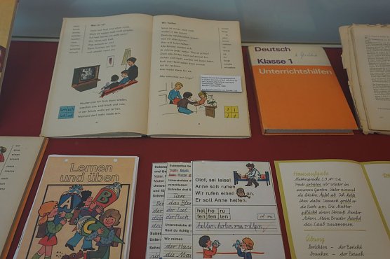 Alte Fibeln und weiteres Lehrmaterial sind ausgestellt. (Foto: Susanne Schedwill)