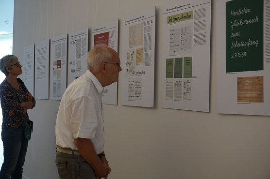 An mehreren Tafeln kann man sich &uuml;ber die Entwicklung der Schreibschrift informieren. (Foto: Susanne Schedwill)