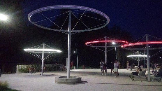 Wie beleuchtete Warenräder anmutende Überdachungen auf der Flaniermeile. (Foto: Kurt Frank) Wie beleuchtete Warenräder anmutende Überdachungen auf der Flaniermeile. (Foto: Kurt Frank)