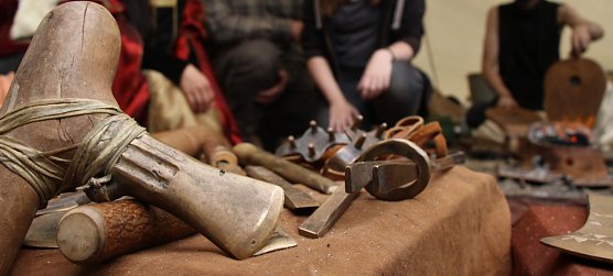 Experimentelle Archäologie beim Heringer Schlossfest (Foto: Angelo Glashagel) Experimentelle Archäologie beim Heringer Schlossfest (Foto: Angelo Glashagel)