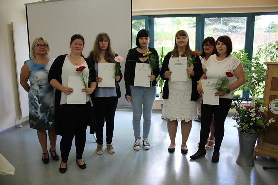 Zeugnisübergabe bei Bildungsverein (Foto: Karl-Heinz Herrmann) Zeugnisübergabe bei Bildungsverein (Foto: Karl-Heinz Herrmann)