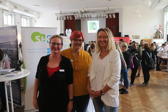 Ein Teil des ehrenamtlichen Orga-Teams: v.l.: Hanne Henning Jakob, Jana Kleinewalther und Katja Westermann (Foto: Angelo Glashagel)