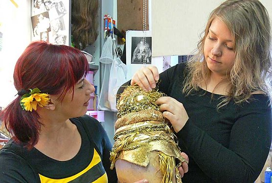 Theaterbiene Simone Uthleb (li.) und Anja Kietzmann (Foto: Ilka Diete)