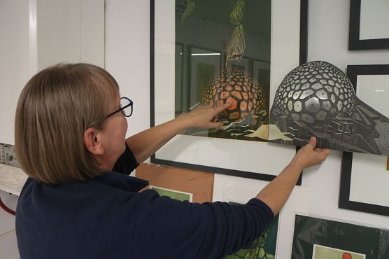 Ute Zyrus erklärt Druckverfahren (Foto: Angelo Glashagel) Ute Zyrus erklärt Druckverfahren (Foto: Angelo Glashagel)