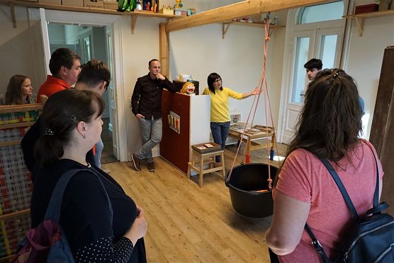 Teamleiterin Katja Pforte (Mitte) und Heilp&auml;dagoge Christian Winsel zeigten den G&auml;sten w&auml;hrend eines Rundgangs das Therapiezentrum (Foto: Susanne Schedwill)