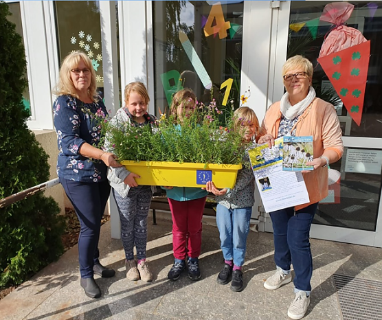 Petra Schollmeyer brachte eine Bienenfutterstelle, Pflanzen und Zubeh&ouml;r f&uuml;r den Schulgarten mit. (Foto: Karin Sommer)