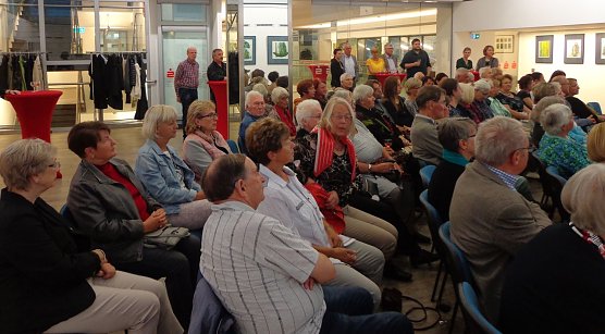Gro&szlig;es Interesse f&uuml;r die Exposition (Foto: Hans-Georg Backhaus)