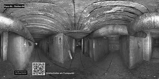 Viele Eintr&auml;ge im Buch enthalten rechteckige "QR-Codes", die mit dem passenden Programm per Handy gescannt werden k&ouml;nnen und die eindrucksvollen Aufnahmen auf dem Handy einsehbar machen. Das funktioniert auch bei den hier gezeigten Bildern und Dokumenten (Foto: Michael Garke)